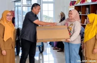 Anggota Fraksi Partai NasDem DPRD Sawahlunto, Ronald Kardinal salurkan bantuan peralatan dan perlengkapan berjualan untuk pelaku UMKM di Kecamatan Lembah Segar dan Kecamatan Silungkang, Jumat. (hendra idris)