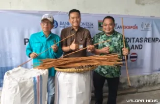 Deputi Kepala Perwakilan BI Sumbar Andi Setyo Biwado (Tengah) Bersama Kadisperindag Sumbar Novrial (Kiri) dan Direktur CV Nature Indo Global, Alfred Oemar Saat Pelepasan Ekspor 20 Ton Rempah ke Thailand, Jumat (10/7/2026)