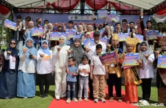 Gubernur Sumbar, Mahyeldi bersama Deputi Bidang Pemenuhan Hak Anak Kementerian PPPA RI, Rini Handayani, Ketua TP PKK Sumbar dan Ketua BKOW Sumbar, foto bersama dengan anak-anak di Peringatan Hari HAN ke-42 di Padang, Ahad. (humas)