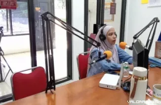 Kepala UPTD Puskeswan Sawahlunto, drh Meta Levi Kurnia saat mengisi acara Dialog Interaktifnya di Sawahlunto FM, Kamis. (hendra idris)