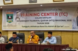 Sekretaris Daerah Provinsi (Sekdaprv) Sumbar, Arry Yuswandi berikan arahan saat membuka TC calon kafilah MTQ Nasional XXXI Tahun 2026 di Hotel Pangeran City, Padang, yang diikuti 54 peserta, Kamis. (humas)