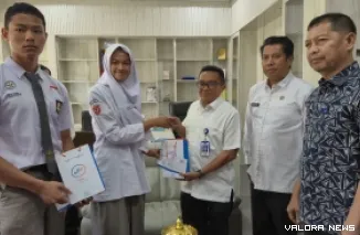 Kepala Cabang Bank Nagari Lubuk Basung, Abdul Rahman berikan apresiasi pada Paskibraka dari Kabupaten Agam, saat pelepasan mengikuti Diklat tingkat Provinsi Sumatera Barat, Jumat. (humas)