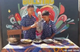 Dua orang siswa SMPN 2 Bukittinggi, sedang mempraktikkan pembuatan alat pembersih air sederhana yang diikutkan dalam Lomba Inovasi Daerah yang digagas Pemko Bukittinggi. (hamriadi)