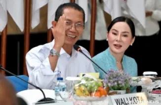 Wali Kota Batam, Amsakar Achmad didampingi Wakil Wali Kota Batam, Li Claudia Chandra, menyampaikan saran tentang RUU Daerah Kepulauan saat menerima kunjungan Pansus DPR RI dan DPD RI di Kantor Wali Kota Batam, Senin. (humas)