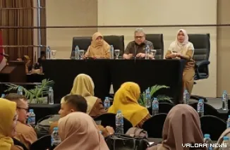 Ketua DPRD Sumbar, Muhidi saat jadi narasumber Bimbingan Teknis Kepala SMA/SMK se-Sumatera Barat di Padang, Senin. (humas)
