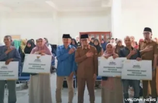 Wakil Wali Kota Bukittinggi, Ibnu Asis didampingi Wakil Ketua II Baznas Bukittinggi, Donny Syahputra foto bersama mustahik yang menerima zakat dan infak periode Juli 2026 di aula kantor Baznas Bukittinggi, Selasa. (hamriadi)