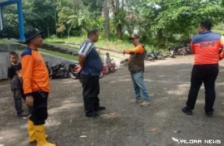 Tim BPBD Padang berdiskusi seputar pemetaan jalur pencarian korban hilang di Hutan Biologi Kampus Unand, Ahad. (humas)