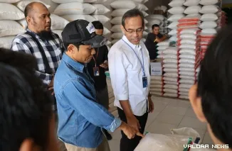 Direktur Pemasaran Perum BULOG, Rahmanto Amin Jatmiko (Kemeja Putih) Didampingi Kepala Perum Bulog Sumbar R. Dharma Wijaya Saat Melakukan Peninjauan ke Pasar Raya Padang, Rabu (8/7/2026)
