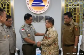Kepala BNPB Letjen TNI, Suharyanto dan jajaran, menerima Bupati Agam, Benni Warlis dan rombongan, bicarakan percepatan pembangunan Huntap mandiri dan pengajuan Dana Tunggu Hunian (DTH) tahap II di Jakarta, Senin. (humas)