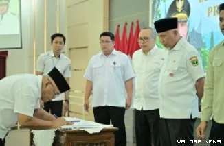 Bupati Pasbar, Yulianto tandatangani Berita Acara Kesepakatan Luasan LP2B Kabupaten/Kota se-Sumatera Barat di auditorium gubernur Sumbar, Padang, Rabu (humas)