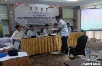 Pimpinan Konferensi Cabang (Konfercab) Nahdlatul Ulama (NU) Kabupaten Tanah Datar, Ustadz Eri Gusnedi didampingi Buya Ramlan saat proses pemnilihan di Hotel Emersia, Sabtu. (humas)
