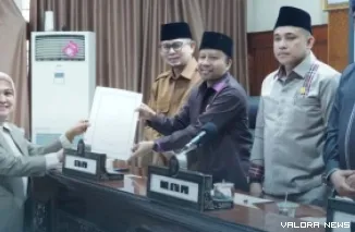 Juru bicara Fraksi NasDem DPRD Bukittinggi, Neni Anita menyerahkan pandangan umum terhadap Perubahan atas Peraturan Daerah No 8 Tahun 2023 tentang Pajak Daerah dan Retribusi Daerah dalam rapat paripurna, Selasa. (humas)