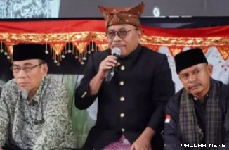 Anggota DPRD Padang, Yendril berikan sambutan pada pembukaan Festival Alek Nagari Nan XX ke-3 Tanun 2026 di Komplek Kehakiman Cengkeh Nan XX, Kelurahan Cengkeh Nan XX, Kecamatan Lubuk Begalung, Sabtu. (humas)