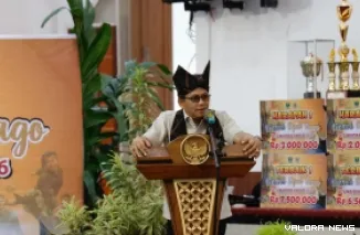 Wakil Ketua DPRD Sumbar, Evi Yandri Rajo Budiman memberikan sambutan pada pembukaan Festival Sipak Rago se-Sumatera Barat di Gedung Rohana Kudus, Sabtu. (humas)