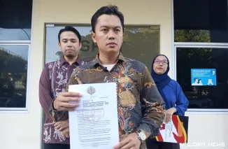 Tim kuasa hukum Yayasan Fort De Kock yang terdiri dari Guntur Abdurrahman, Khairul Abbas, dan Ilham Darma usia memberikan laporan di Mapolda Sumbar