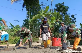 Pengecoran jalan yang merupakan sasaran fisik Program TNI Manunggal Membangun Desa (TMMD) Reguler ke-129 di Desa Cukil, Kecamatan Tengaran, Kabupaten Semarang