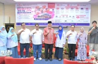 Gubernur Sumatera Barat, Mahyeldi foto bersama Direktur Utama RSUP Dr. M. Djamil Padang, Dr Dovy Djanas dan jajaran, usai pembukaan Simposium Awam Kanker 2026 di Padang, Sabtu. (humas)