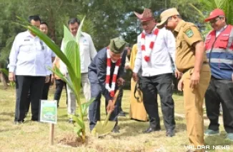 Gubernur Sumbar, Mahyeldi disaksikan Menteri LH, Moh Jumhur Hidayat pada penanaman pohon di kampus Politeknik Pelayaran Sumatera Barat di Kabupaten Padang Pariaman, Selasa. Lokasi ini tempat pencanangan Gerakan Tobat Ekologis. (humas)