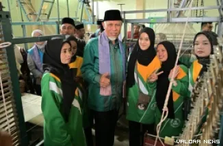 Gubernur Sumatera Barat, Mahyeldi tinjau usaha tenun yang dirintis Ampalu, Kecamatan Lareh Sago Halaban, Kabupaten Limapuluh Kota, Kamis. Nagari ini dijadikan Baznas RI sebagai Kampung Zakat melalui program ZCD. (humas)