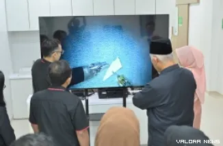 Gubernur Sumbar, Mahyeldi dengarkan penjelasan tentang penerapan teknologi sistem bedah robotik, Jumat. (humas)