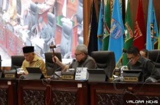 Ketua DPRD Sumbar, Muhidi didampingi wakil ketua, Evi Yandri Rajo Budiman dan Nanda Satria memimpin rapat paripurna dengan agenda penyampaian KUA PPAS Tahun 2027 oleh gubernur Sumbar, Senin. (humas)