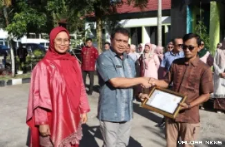 Sekda Sawahlunto, Rovanly Abdams serahkan penghargaan pada ASN usai upacara Harganas ke-33 tahun 2026, Kamis. (hendra idris)