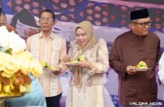 Wali Kota Batam, Amsakar Achmad menerima tumpeng Harlah ke-9 Perkumpulan Selingsing Kota Batam di Nagoya Mansion, Kecamatan Lubukbaja, Sabtu (25/7/2026). (humas)