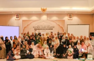 Foto bersama angkatan 24 Ballroom Swiss Bell Inn Cawang usai perayaan Reuni Perak 25 Tahun Alumni Pondok Pesantren Darunnajah Jakarta, Sabtu.