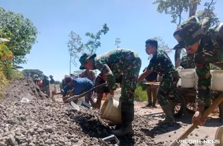 TNI dan Polri Bagun jalan pada program TMMD di Kabupaten Semarang
