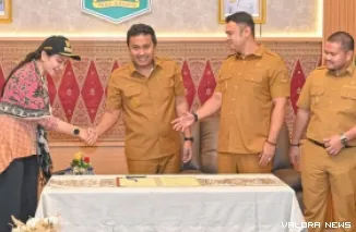 Wagub Sumbar, Vasko Ruseimy bersama bupati Dharmasraya dan Sijunjung serta Wawako Sawahlunto, usai rapat pembahasan pengusulan PSN di Ruang Temu Rumah Dinas Wakil Gubernur, di Jl Raden Saleh Padang, Senin. (humas)