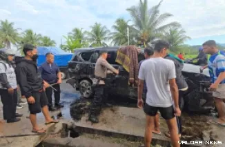 Polisi saat melakukan olah TKP kecelakaan