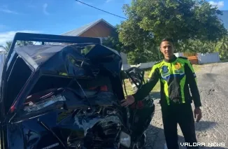 Polisi saat melakukan olah TKP kecelakaan, telihat kondisi mobil yang ringsek.