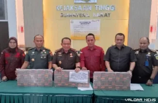 Kajati Sumbar saat memperlihatkan barang bukti uang sebesar Rp3 miliar dalam perkara dugaan korupsi Dermaga Bajau.