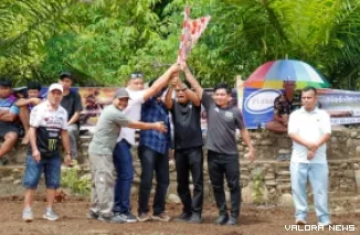 Wakil Ketua DPRD Sumatera Barat, Evi Yandri Rajo Budiman bersama Ade Putra, Hanapi Lubis dan panitia, mengibarkan bendera start pada laga final Kejurnas Grasstrack Peridon Siap Maju Grand Final Region 1A Sumatera 2026, Ahad. (humas)