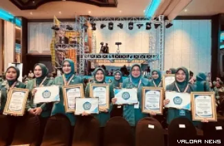 Ketua TP-PKK Pasaman Barat, Sifrowati Yulianto foto bersama penerima penghargaan pada puncak peringatan Hari Kesatuan Gerak (HKG) PKK ke-54 Tahun 2026 di Makassar, Sulawesi Selatan, Sabtu. (humas)