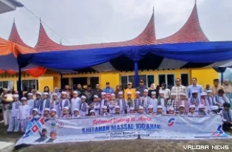 Sunatan massal di kecamatan Pauah Duo, Forkopimcam Pauah Duo Manajemen PT SEML serta anak anak peserta sunatan massal foto bersama