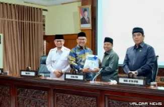 Wali Kota Bukittinggi, Ramlan Nurmatias serahkan Nota Rancangan KUA PPAS Tahun 2027 pada Ketua DPRD, Syaiful Efendi, dalam rapat paripurna DPRD Bukittinggi, Jumat. (hamriadi)