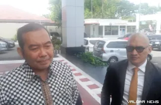 Thomasonan Lutfie Prananto yang didampingi Suharizal saat memberikan keterangan kepada wartawan usai diperiksa sebagai Ahli di Kejati Sumbar.