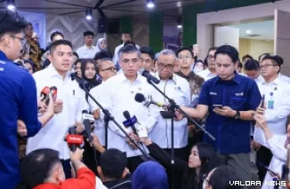 Menteri Ketenagakerjaan, Yassierli bersama Sekretaris Kabinet (Seskab), Teddy Indra Wijaya saat peluncuran Program Pemagangan Nasional (MagangHub) Angkatan II Tahun 2026 diluncurkan di Jakarta, Senin. (humas)