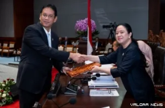 Ketua DPR RI, Puan Maharani menerima dokumen RUU tentang Pertanggungjawaban atas Pelaksanaan APBN TA 2025 dari Menteri Keuangan Purbaya Yudhi Sadewa pada Rapat Paripurna ke-23 DPR masa persidangan V tahun sidang 2025-2026, Kamis. (humas)
