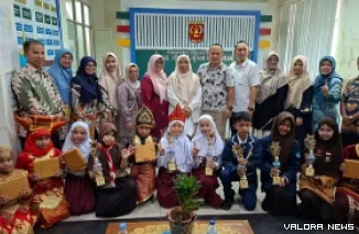 Kepala Disdikbud Agam, Andri dan jajaran, foto bersama dengan pemenang lomba bercerita tingkat SD dan SMP tentang sejarah kepindahan Ibu Kota Kabupaten Agam ke Lubuk Basung, Sabtu. (anizur)