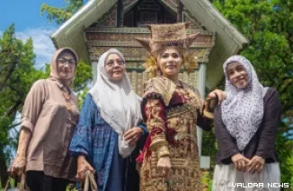Ketua IKWI Sumbar, Erlina bersama Ketua Panpel Melda Riani, bendahara IKWI Sumbar Putri dan Mariati wakil bendahara IKWI Sumbar yang mengenakan pakaian adat Minangkabau. (istimewa)