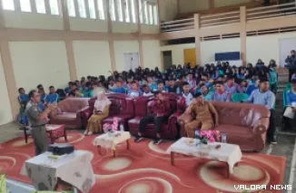 Sekretaris Dinas Satpol PP dan Damkar Sawahlunto, Gustaf jadi narasumber Sosialisasi Ketenteraman dan Ketertiban Umum (Trantibum) di SMAN 2 Talawi. (humas)