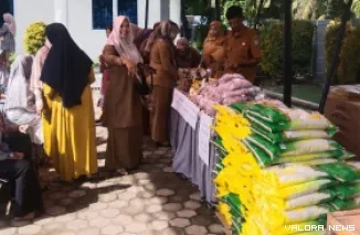 Warga Nagari Kinali, Kecamatan Kinali, antusias mengikuti kegiatan layanan terpadu yang disertai oprasi pasar, Senin. (robbi irwan)