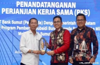 Wako Batam, Amsakar Achmad terima cenderamata dari Pemimpin Divisi Kredit Konsumen PT Bank Sumut, Faisal Panggabean usai penandatangan PKS di Aula Engku Hamidah, Kantor Wali Kota Batam, Jumat. (humas)
