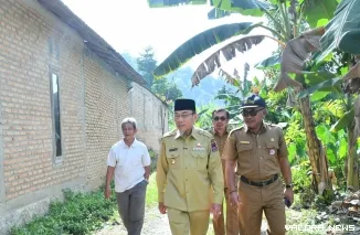 Wakil Wali Kota Padang Maigus Nasir  Saat Melakukan Peninjauan Lokasi Rencana Betonisasi Jalan di Kelurahan Batipuh Panjang, Kecamatan Koto Tangah, Senin (13/7/2026)