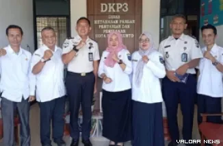 Kepala Dinas DKP3 Sawahlunto, Heni Purwaningsih foto bersama dengan Kalapas Narkoba Sawahlunto, Ressy Setiawan dan jajaran, usai rencana kerjasama untuk budidaya berbagai komoditas pertanian. (humas)