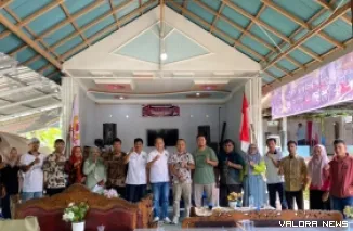 Ketua Pengcab PBSI Agam, Fadli S dan jajaran, foto bersama usai dilantik Sekum PBSI Sumbar di Objek Wisata Garuda Mas, Monggopoh, Kecamatan Lubuk Basung, Sabtu. (anizur)