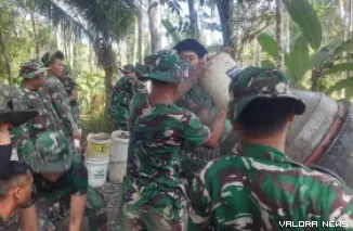 Gotong royong mewarnai pelaksanaan TMMD Reguler ke-129 di Kabupaten Semarang. Personel Kodim 0714/Salatiga bersama warga