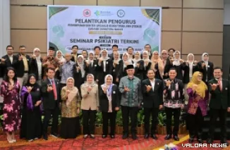Gubernur Sumbar, Mahyeldi foto bersama dengan pengurus PDSKJI Sumatera Barat periode 2025-2028 usai pelantikan pengurus di Padang, Ahad. (humas)